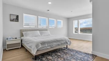 4 bedrooms, desk, WiFi, bed sheets