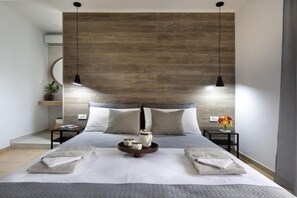 Ein modernes Schlafzimmer mit einem Holzkopfende, zwei Nachttischen, einem Bett mit Kissen, einer Nachttischlampe und einer kleinen Pflanze.
