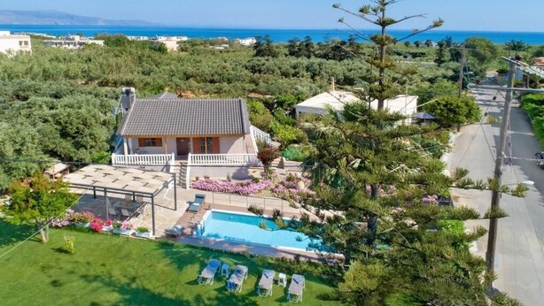 A house with a swimming pool, surrounded by greenery and a view of the sea. - Santy Villa - Gerani (Gerani)