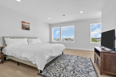 4BR with Rooftop Ocean Views | Luxury Shore Penthouse