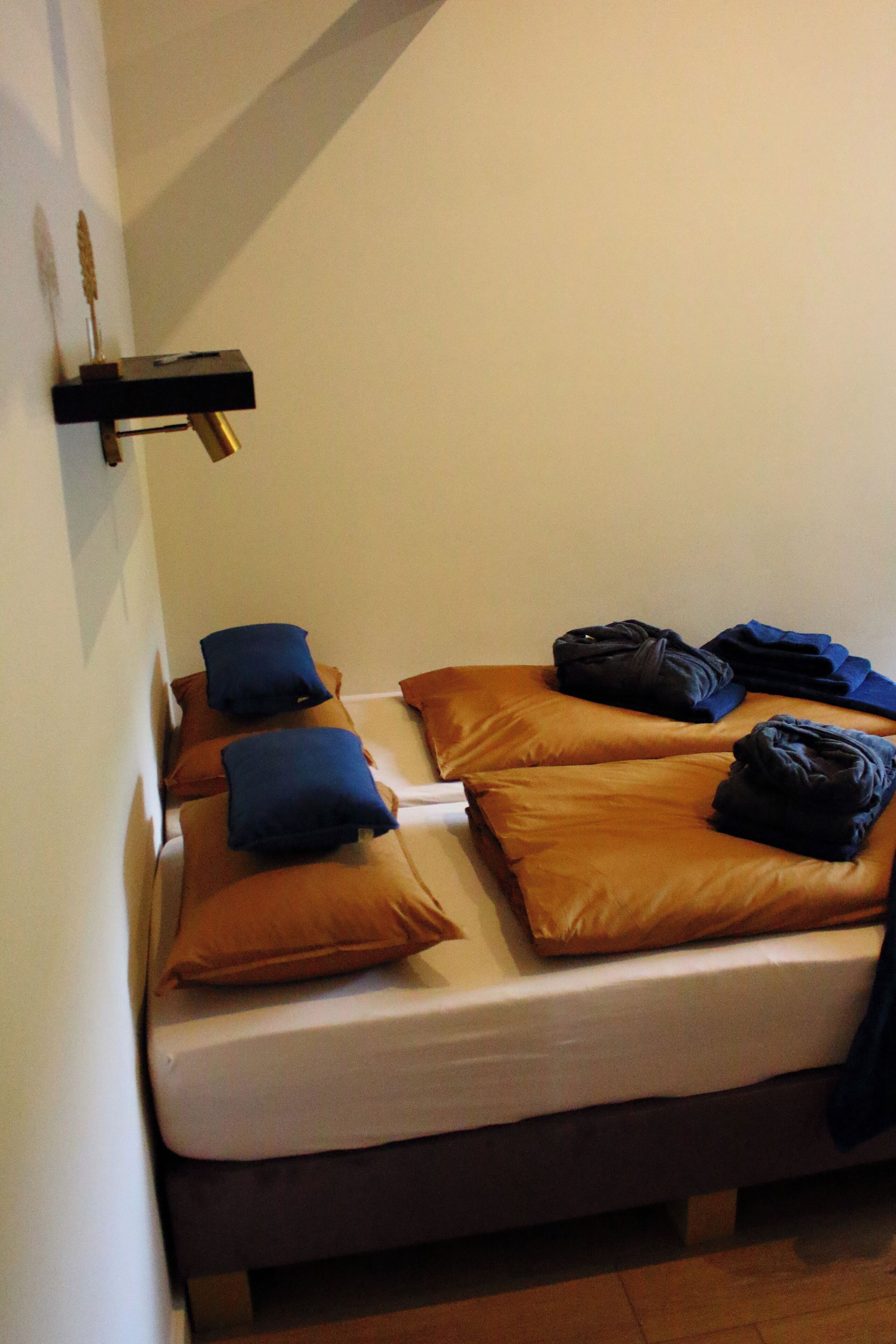 3 slaapkamers, een strijkplank/strijkijzer, gratis wifi, beddengoed