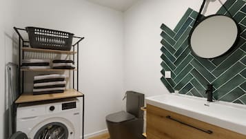 Shower, hair dryer, towels