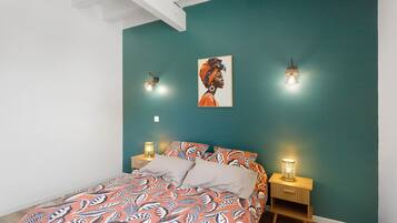 Iron/ironing board, WiFi, bed sheets