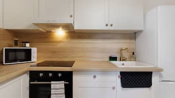 Coffee/tea maker, fridge, microwave, oven