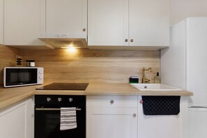 Coffee/tea maker, fridge, microwave, oven - Holiday Home “Mendi Borda” with Private Terrace, Wi-Fi and Air Conditioning (Larribar-Sorhapuru)