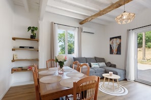 Interior - Holiday Home “Mendi Borda” with Private Terrace, Wi-Fi and Air Conditioning (Larribar-Sorhapuru)