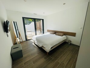 Room - Vacation Home “Villa in the Countryside with Private Pool”, Wi-Fi & Air Conditioning (Beleymas)