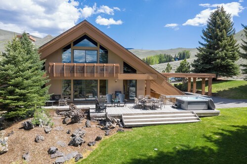 Home on 13 Acres with Private Hot Tub