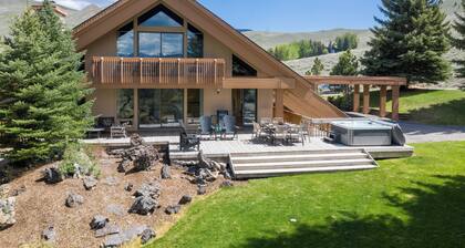 Home on 13 Acres with Private Hot Tub