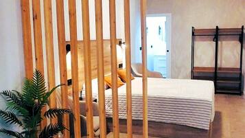 1 dormitorio, tabla de planchar con plancha, cuna de viaje y wifi