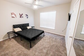3 bedrooms, iron/ironing board, free WiFi, bed sheets - Spacious 3BR Near Downtown Dallas - Pool + Free Parking (Dallas)