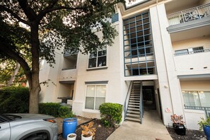 Exterior - Spacious 3BR Near Downtown Dallas - Pool + Free Parking (Dallas)