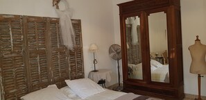 Tabla de planchar con plancha, acceso a internet y ropa de cama 
