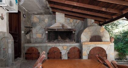 Marin Holiday: Mountain retreat with easy beach access. Cozy home 1.5km from sea