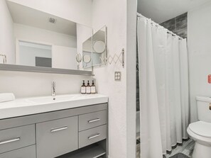 Ducha, secador de pelo, bidé y toallas