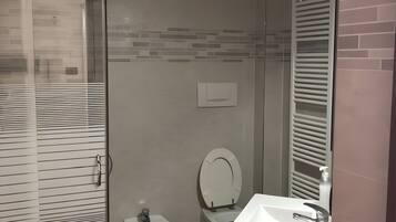 Douche, serviettes fournies