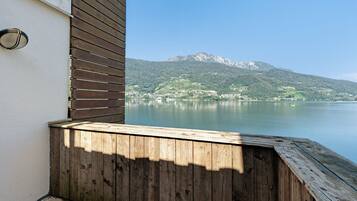 Un ponte di legno con vista su un lago e montagne sullo sfondo.