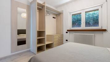 1 bedroom, bed sheets