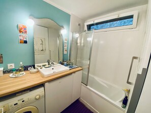 Haartrockner, Handtücher, Seife, Toilettenpapier