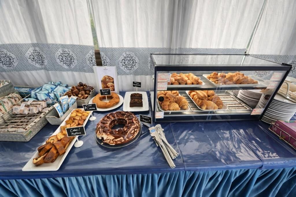 Una vitrina de pastelería con diversos pasteles y tartas.