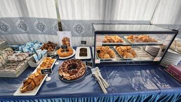 Una vitrina de pastelería con diversos pasteles y tartas.