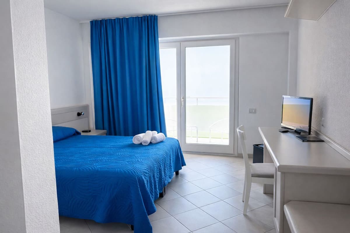 Minibar, in-room safe, WiFi (free)