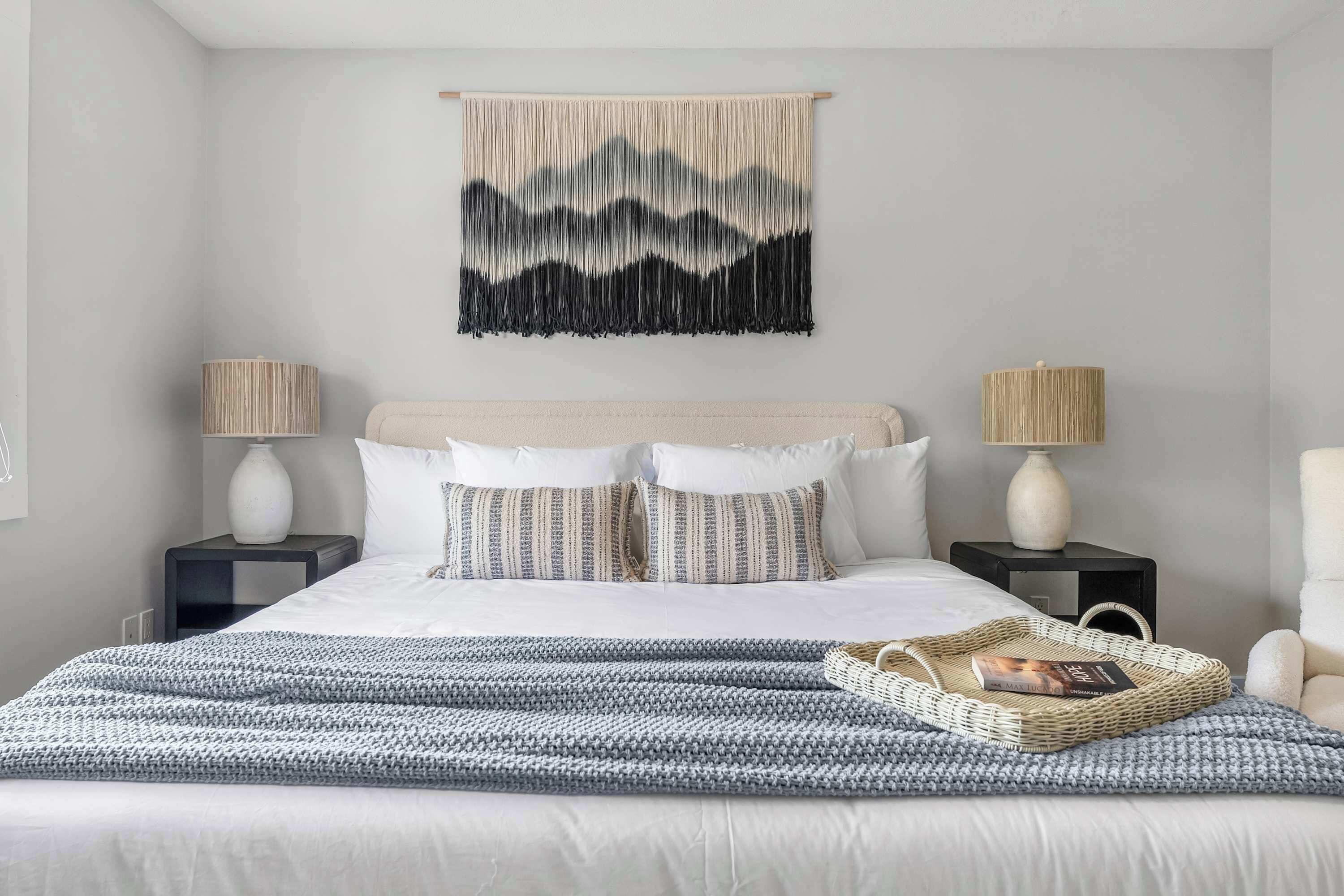 Desk, iron/ironing board, WiFi, bed sheets