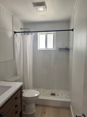 Shower, hair dryer, towels, soap - Furnished, updated 1-bedroom apartment in charming Layton ideal for snow-birds (Layton)