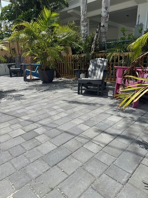 Terrace/patio - Furnished, updated 1-bedroom apartment in charming Layton ideal for snow-birds (Layton)