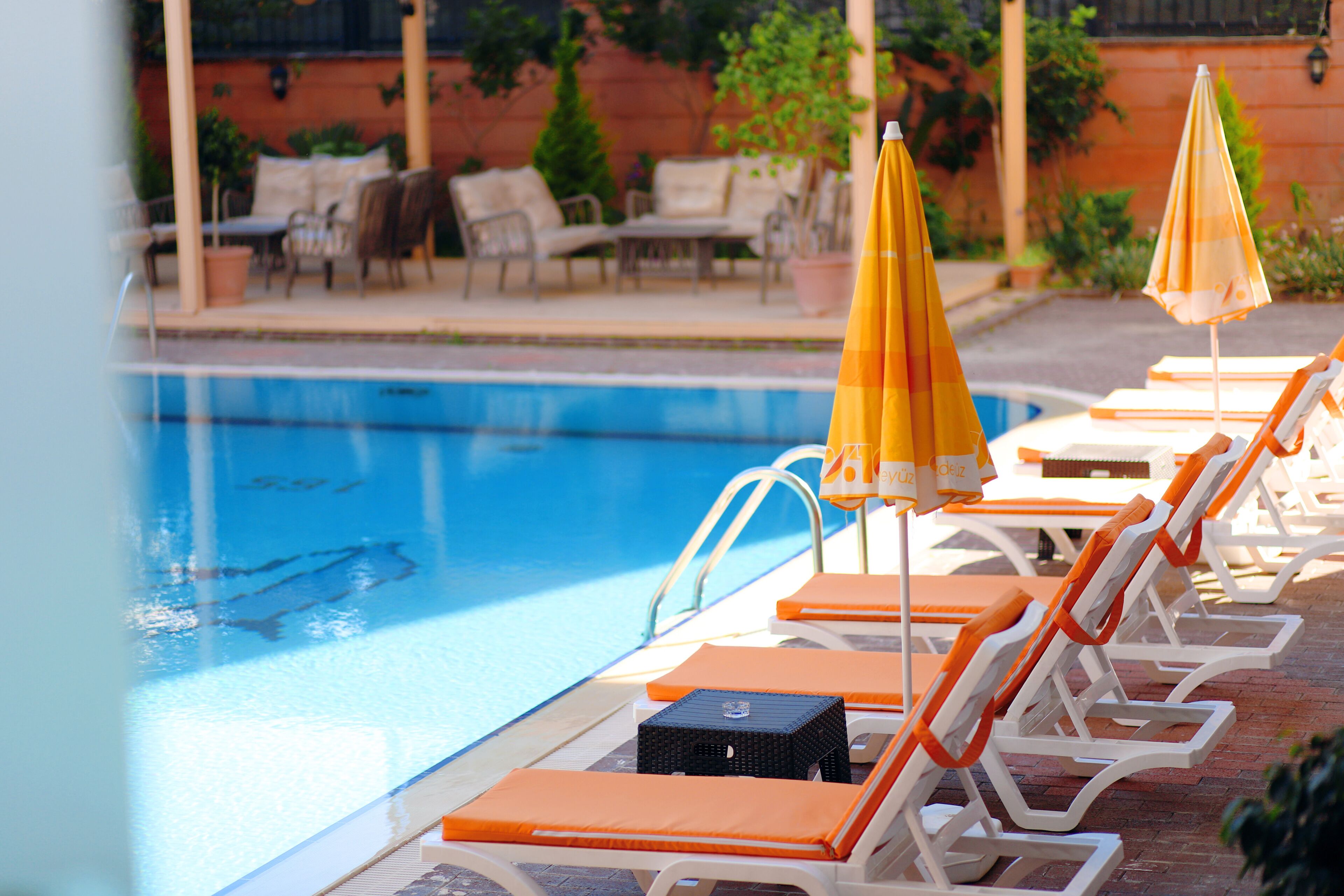 Una piscina al aire libre de temporada