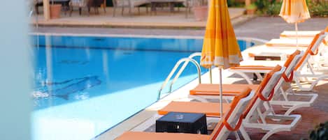 Una piscina al aire libre de temporada