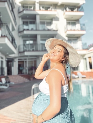 A person standing by a pool with a building in the background. - Sweet Home Butik Otel (Manavgat)
