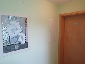 A room with a door labeled 'Master Bedroom,' a wall-mounted light switch, and a framed picture of flowers. - Seetraum Berger Mainau (Hagnau)
