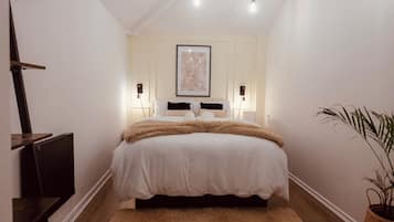 Deluxe Apartment | Iron/ironing board, free WiFi