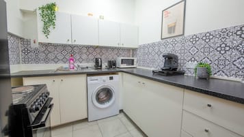 Apartemen Deluks | Dapur pribadi | Lemari es besar, microwave, oven, dan peralatan masak/sendok-piring