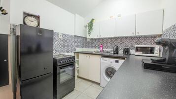 Deluxe Apartment | Private kitchen | Full-sized fridge, microwave, oven, cookware/dishes/utensils