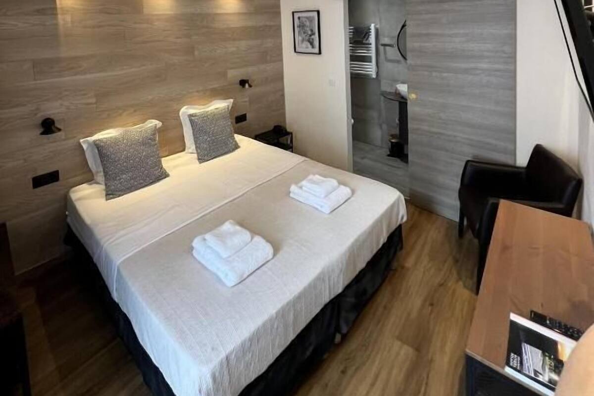 Comfort-Doppelzimmer, Blick auf den Innenhof | Zimmersafe, Schreibtisch, laptopgeeigneter Arbeitsplatz