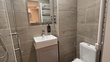 Chambre Double Supérieure, vue ville | Salle de bain