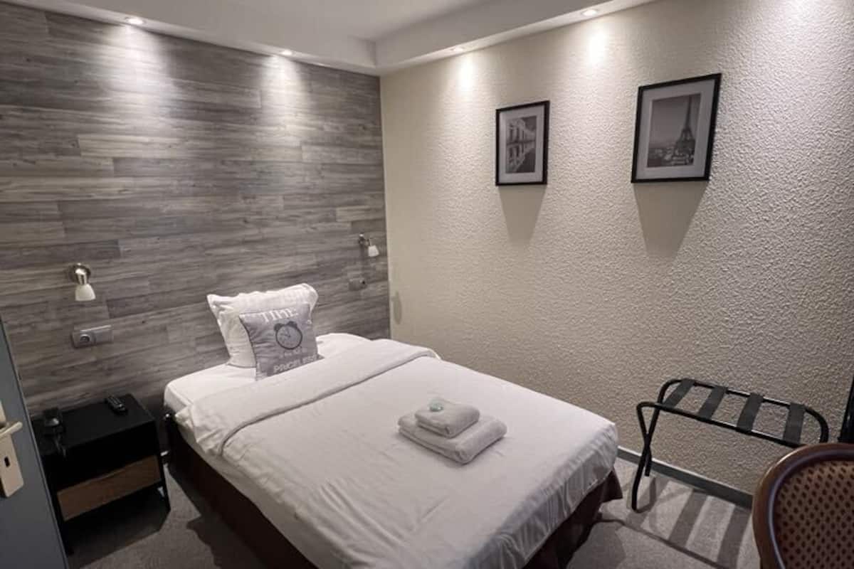 Basic Single Room, Accessible, Ensuite (Chambre mobilité réduite) | In-room safe, desk, laptop workspace, free WiFi
