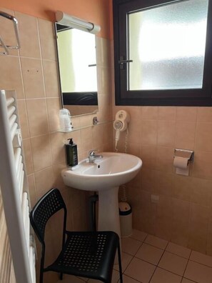 Ducha, secador de pelo, toallas, jabón