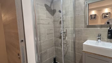 Superior-Doppelzimmer, Stadtblick | Badezimmer | Dusche, Haartrockner, Handtücher, Seife