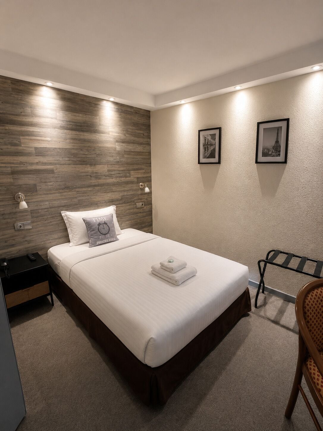 Eenvoudige eenpersoonskamer, toegankelijk voor mindervaliden (Chambre mobilité réduite) | Een kluis op de kamer, een bureau, een laptopwerkplek, gratis wifi