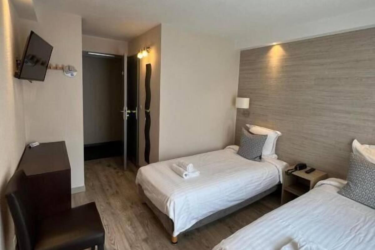 Standard-Zweibettzimmer, Blick auf den Innenhof | Zimmersafe, Schreibtisch, laptopgeeigneter Arbeitsplatz