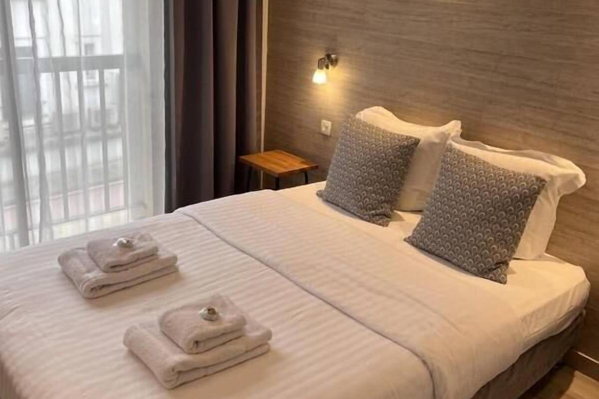 Standard-Doppelzimmer, Blick auf den Innenhof | Zimmersafe, Schreibtisch, laptopgeeigneter Arbeitsplatz
