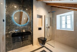 Een douche, een haardroger, handdoeken, zeep