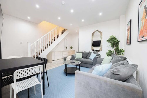 Stylish Didsbury Apartment | Walk to Station