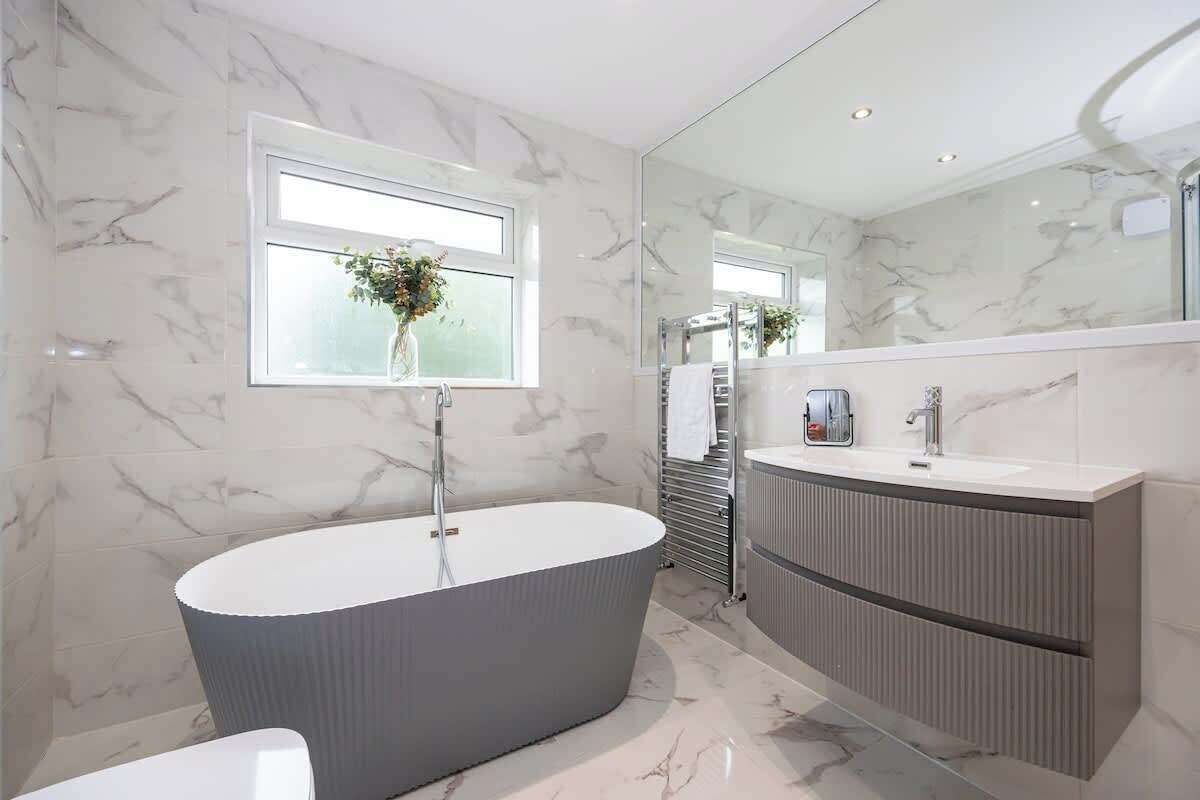 Shower, hair dryer, towels, shampoo