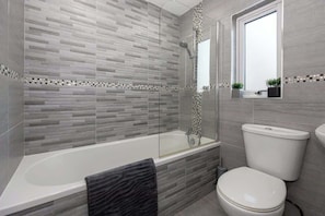 Dusche, Haartrockner, Handtücher, Shampoo