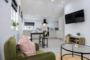TV, offices - The Knutsford Loft | Central & Stylish Stay (Cheshire East)