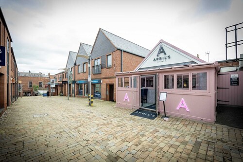 The Knutsford Loft | Central & Stylish Stay